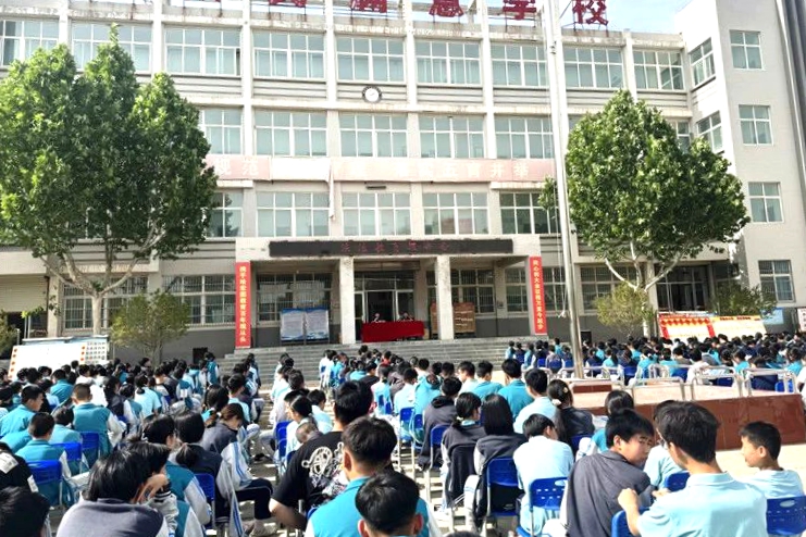 蒲城法院罕井法庭干警走进罕井初级中学开展“法治教育报告会”主题普法活动。