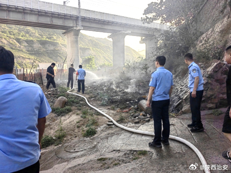 韩城公安局桑树坪派出所民警巡逻时发现一处火情，快速反应、果断处置，及时消除了安全隐患。