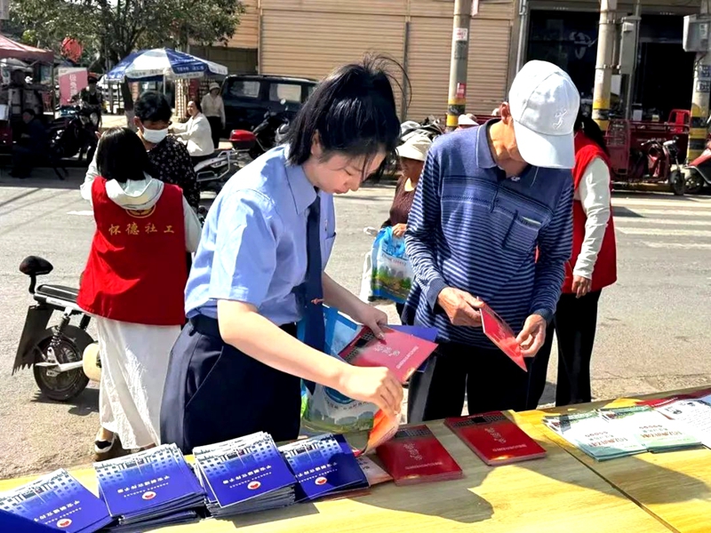 富平县人民检察院联合多个单位走进流曲镇开展普法宣传活动。