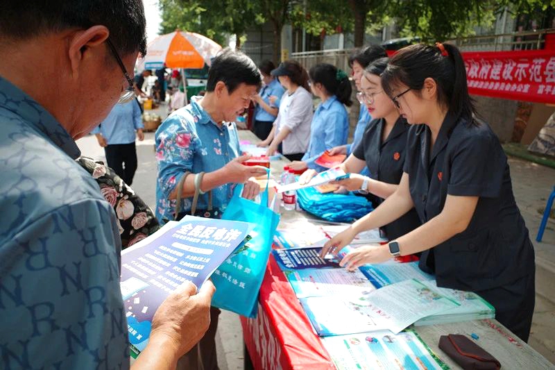 富平县人民法院刘集人民法庭普法宣传走进集市。