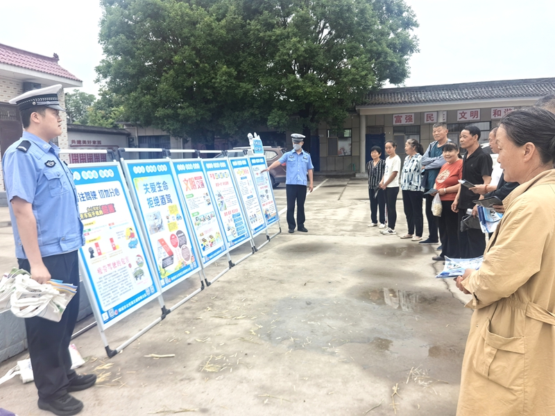韩城公安交警进农村开展“千村宣教”交通安全宣传活动。
