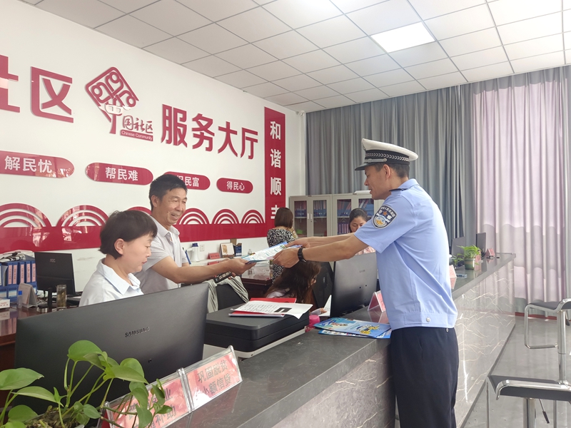 潼关县公安局交通警察大队城区中队民警深入顺丰社区开展“交通安全进社区”宣传活动。