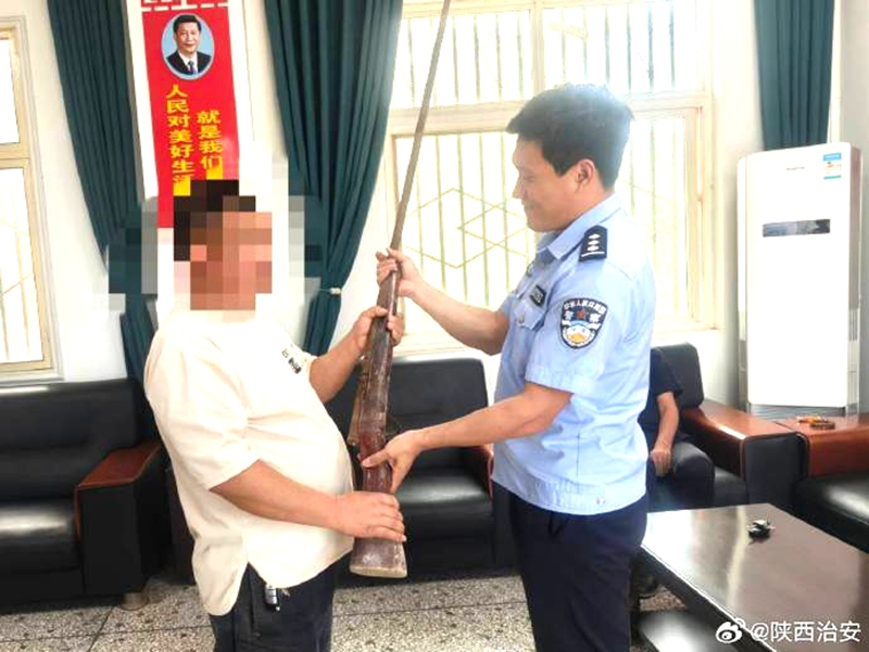 村民李某主动向民警上交家中遗留的土制猎枪1支。