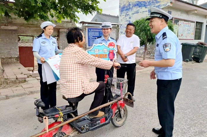 合阳公安开展文明交通劝导活动。
