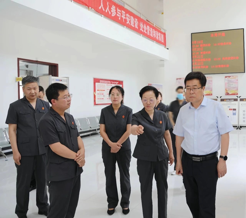 渭南中院党组书记、院长贺世辉深入合阳县法院调研。