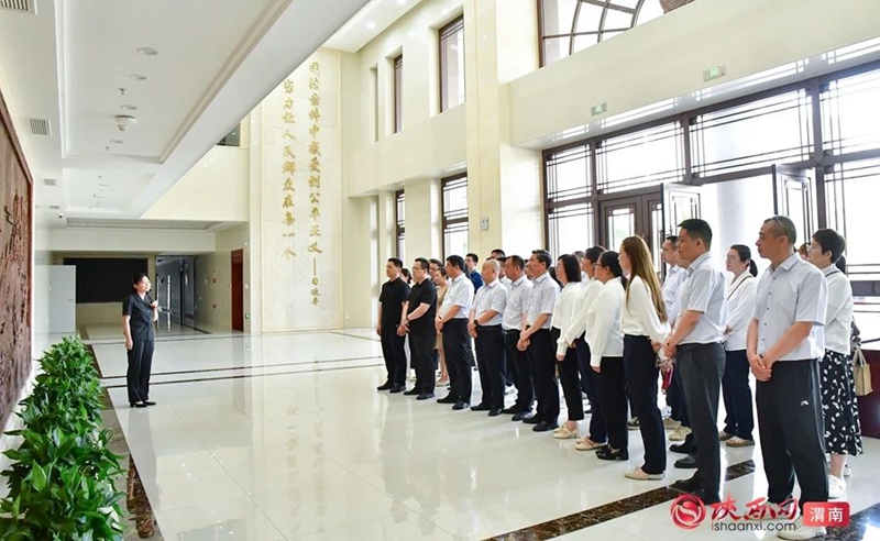 渭南中院举办“走进我身边的民法典”法院开放日活动。记者 罗娜 摄