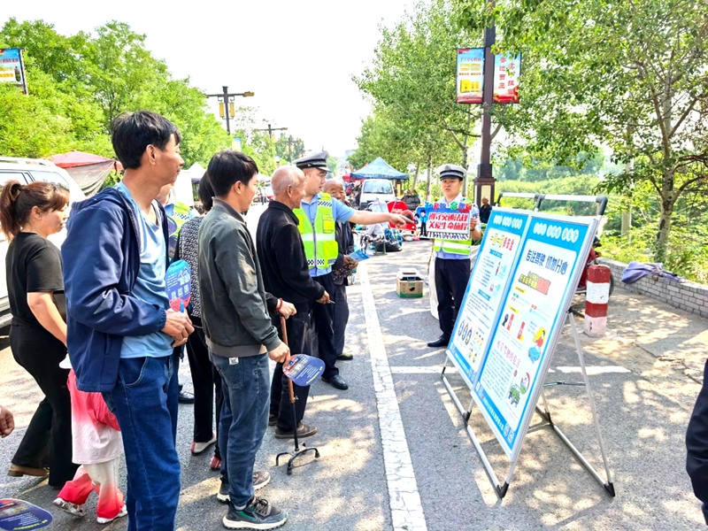 韩城公安交警走进辖区西庄镇街道集市开展交通安全宣传活动。