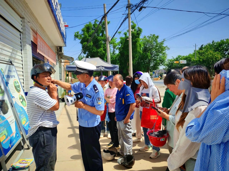 大荔公安交警依托执法检查站“马路学堂”开展交通安全宣传活动。