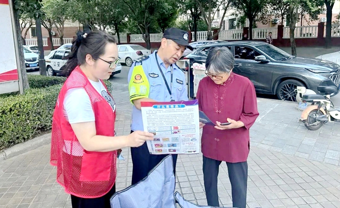 临渭公安杜桥派出所进小区开展反诈宣传活动。