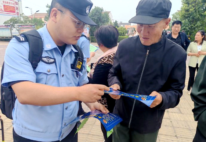 合阳路井派出所走进路井小学利用儿童艺术节开展反诈宣传活动。