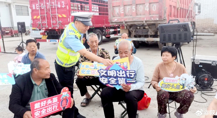 大荔交警开展“美丽乡村行”电影下乡主题宣传活动。