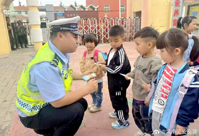 渭南高速交警进幼儿园开展交通安全宣传活动.