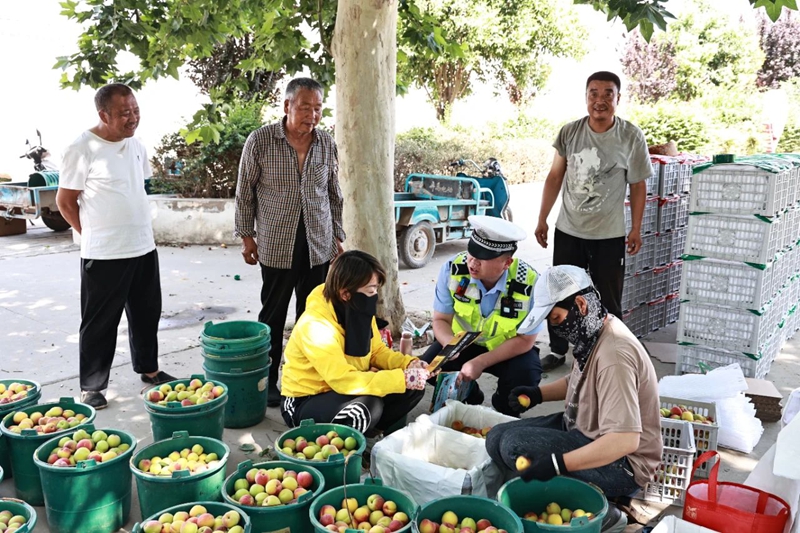 大荔公安交警开展务工人员交通安全宣传活动。