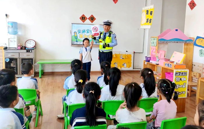 潼关交警深入辖区幼儿园开展幼儿交通安全宣传活动。
