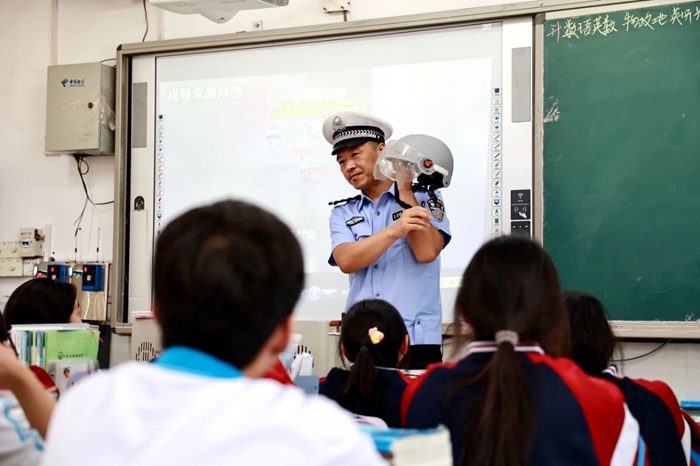 大荔公安交警走进城郊中学开展交通安全宣传。