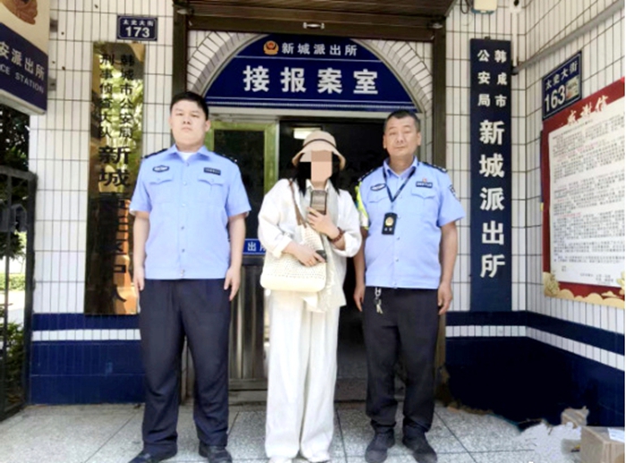韩城公安帮助群众找回遗失的手机。