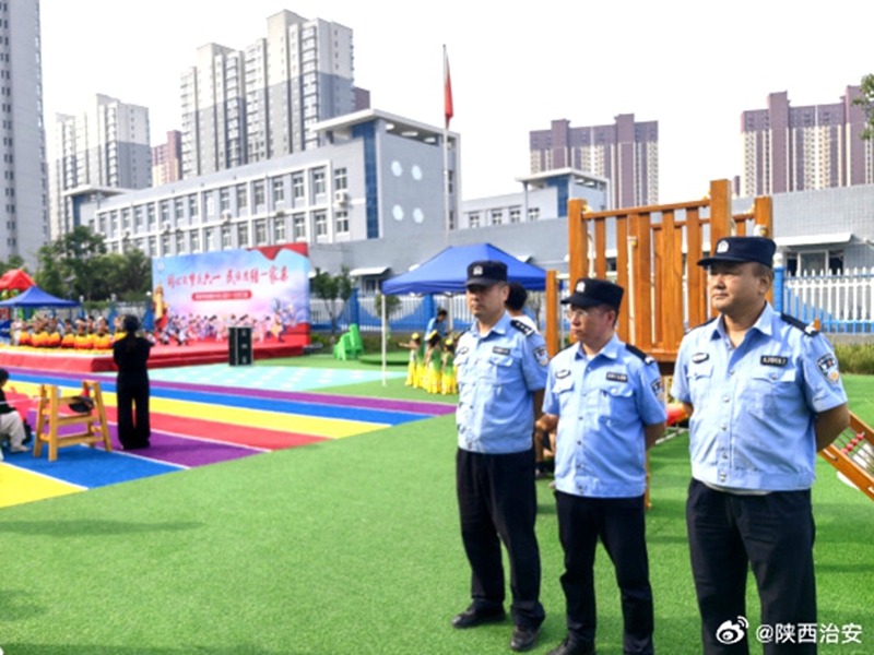 韩城公安乔南派出所民辅警深入辖区多所校园活动现场，为“儿童节”安全保驾护航。