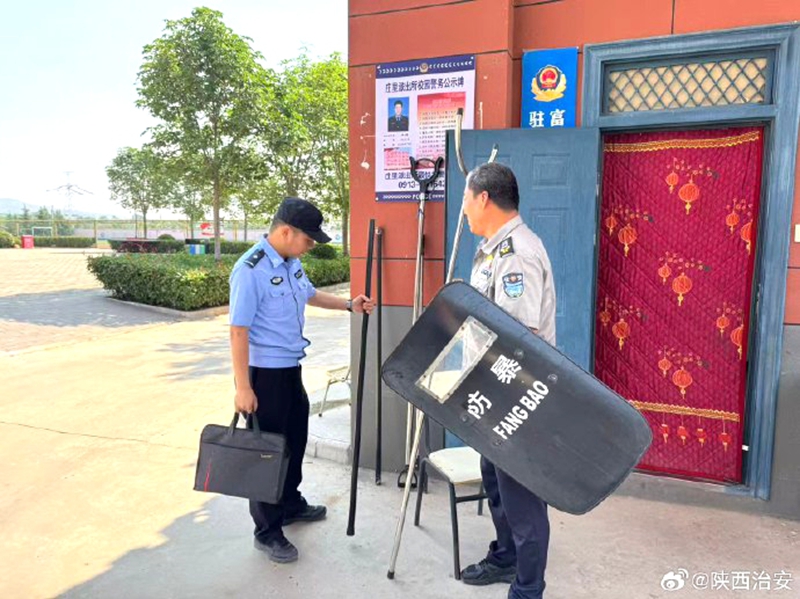 富平公安庄里派出所民警开展校园安全检查工作。