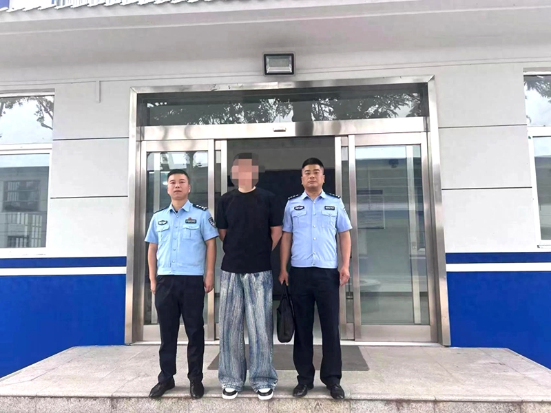 华阴公安环食药侦大队成功规劝一名网上在逃人员投案自首。