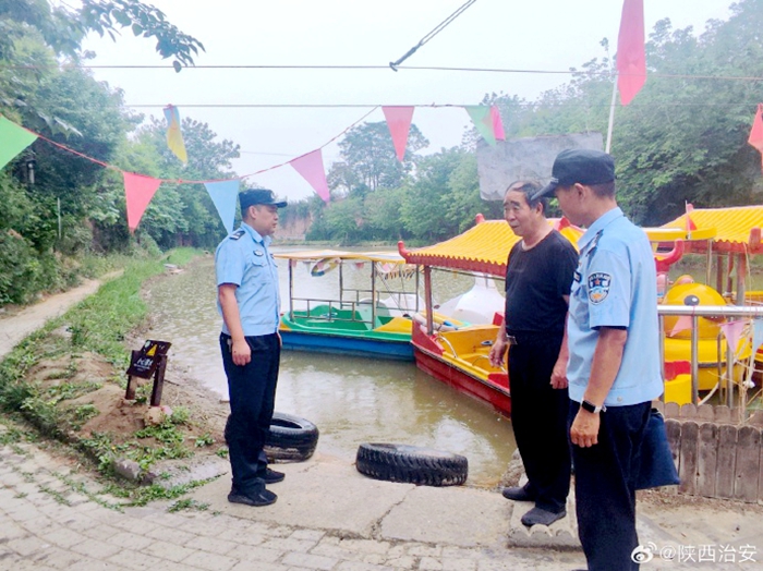 合阳黑池派出所组织民警深入辖区“秋千谷”景区开展安全大检查。
