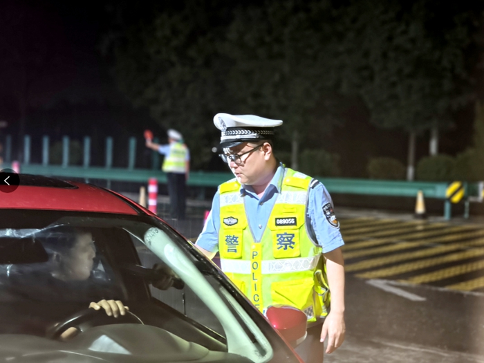 渭南公安交警精心组织端午节酒驾夜查统一行动。