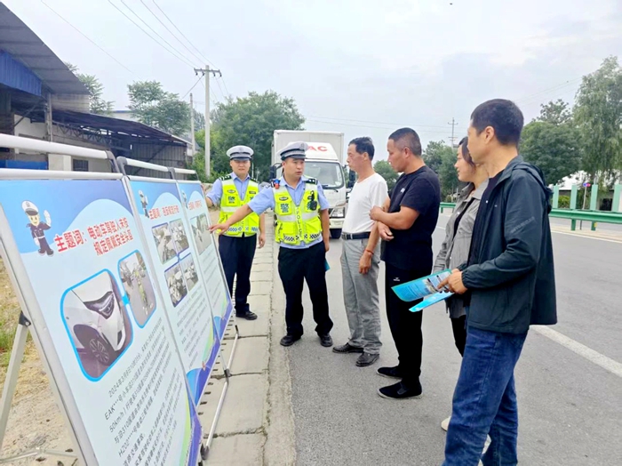 华州公安交警开展移动“马路学堂”宣传活动。