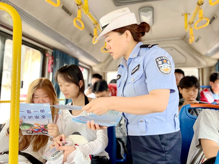 蒲城交警走进客运站讲安全。