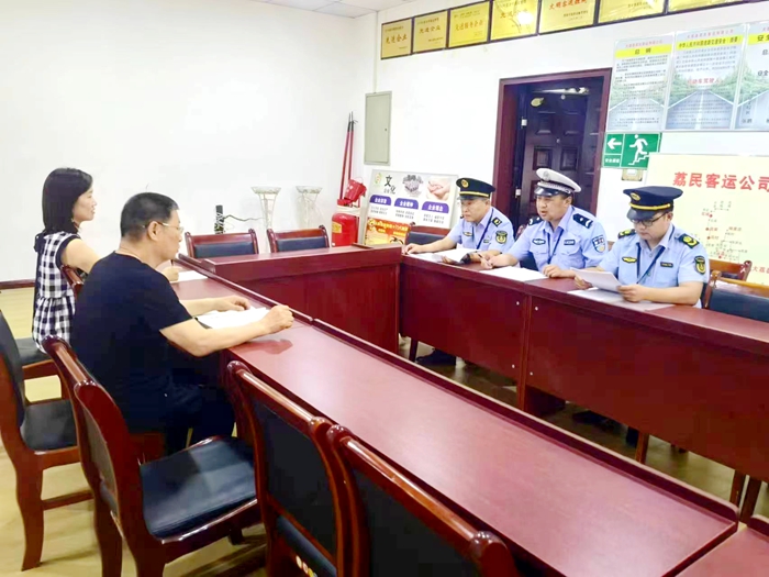 大荔交警深入客运公安开展安全检查。