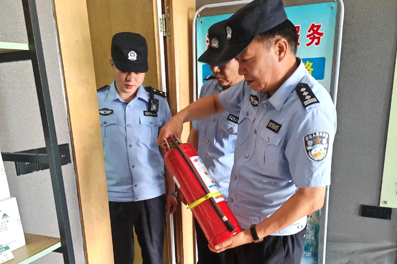 华阴市公安局玉泉派出所对校园周边酒店、旅馆、出租屋、娱乐场所等重点区域开展安全检查。