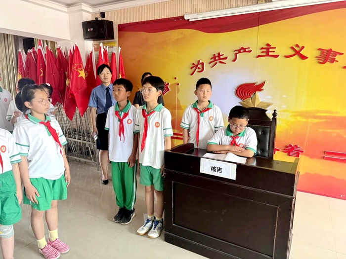华阴市人民检察院协同华阴市人民法院干警走入华阴市华岳小学开展模拟法庭活动.