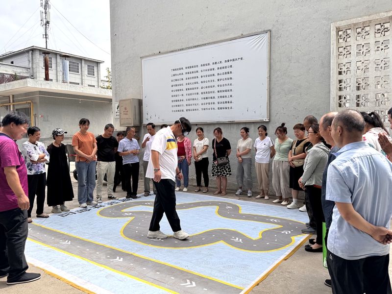 韩城公安交警为公益性岗位保洁员开展交通安全培训。