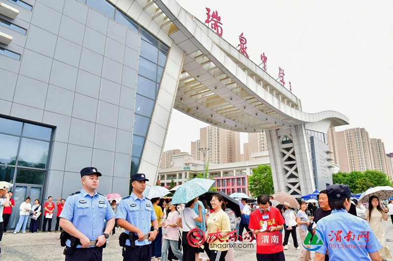 2025年高考今日拉开帷幕，民警在瑞泉中学考场周围就位，随时待命。记者 罗娜 摄