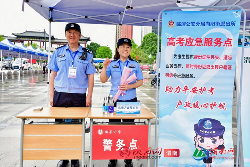 考点周边区域增设警务站点。记者 罗娜 摄
