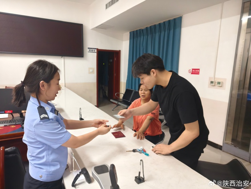 考生身份证丢失，韩城民警快速为学生办理好临时身份证。