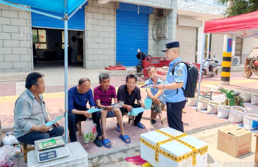 合阳同家庄派出所民警在街道集会开展反诈宣传。