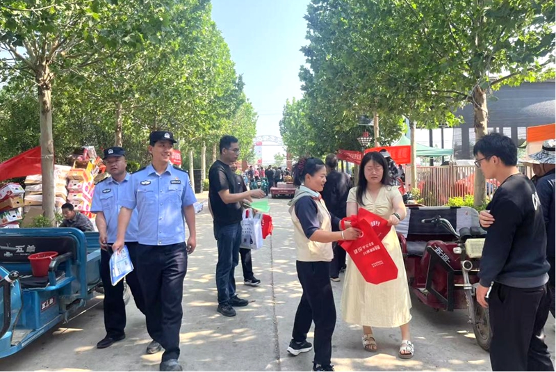 合阳县金峪司法所联合镇政府、派出所深入樱桃市场，开展法治宣传活动。