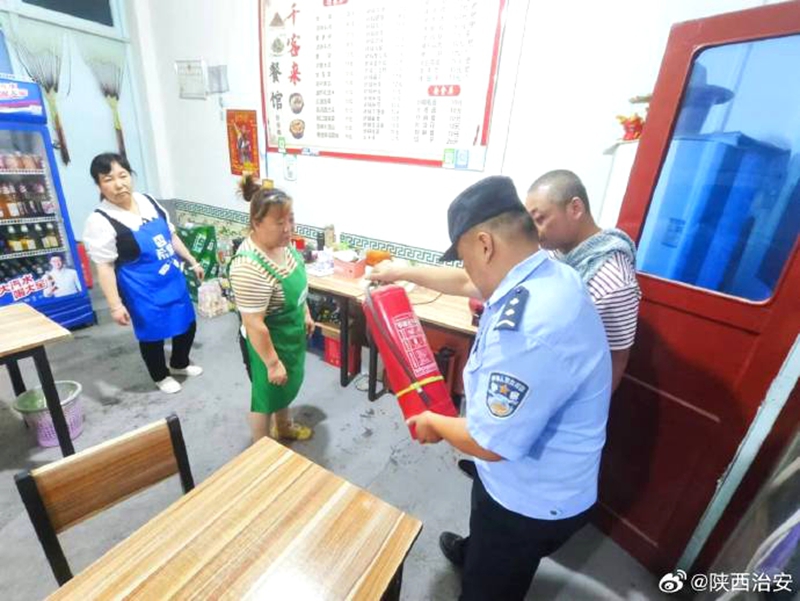 富平公安宫里派出所组织警力加强对辖区夜市、烧烤摊点等重点区域巡逻防控。