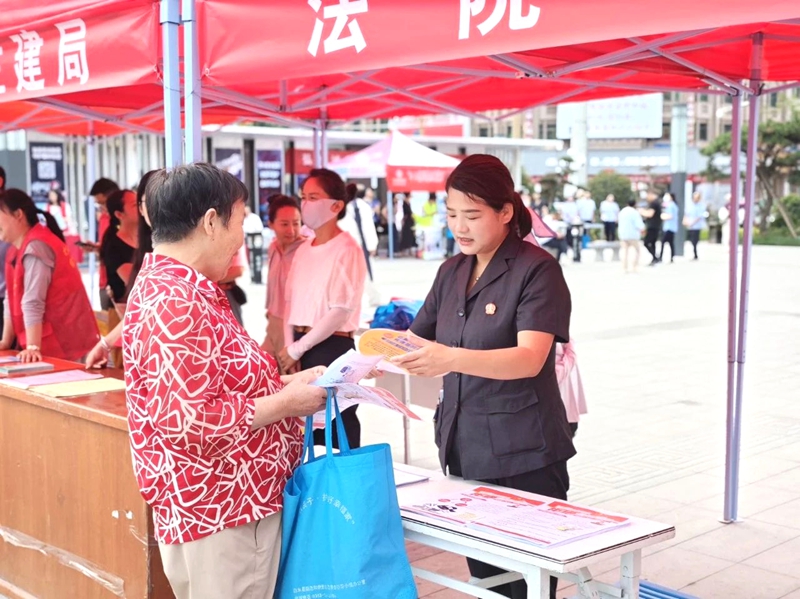 白水法院开展防范非法集资宣传。