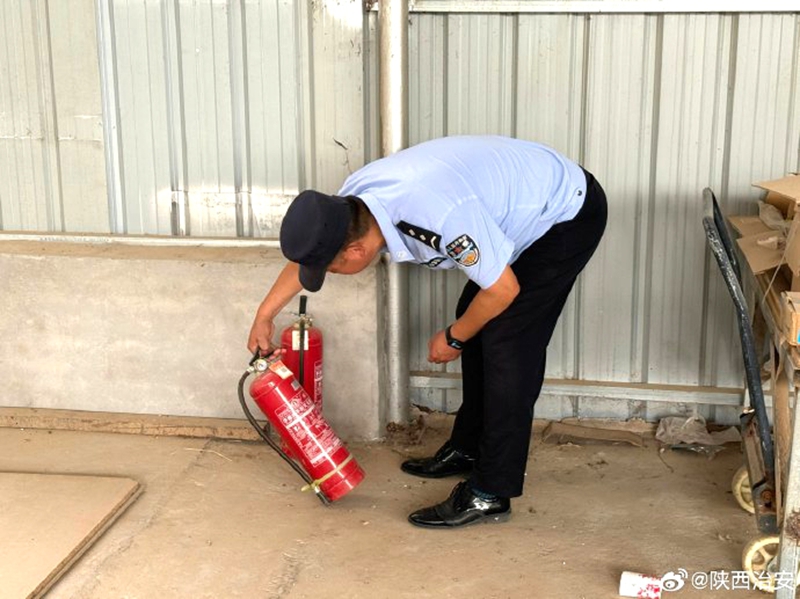 富平留古派出所组织警力深入企业厂房、废弃院落等部位开展安全检查工作。