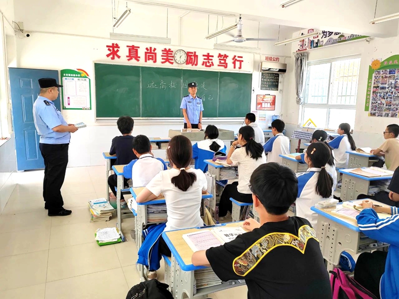白水公安史官派出所开展防霸凌法治宣传活动。