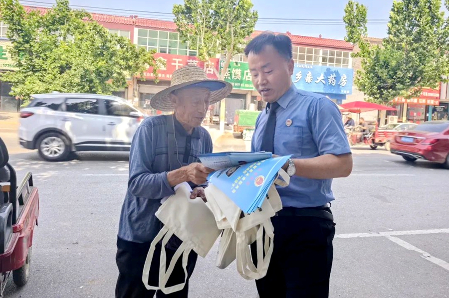 临渭区人民检察院以“守住钱袋子，护好幸福家”为主题开展宣传工作。