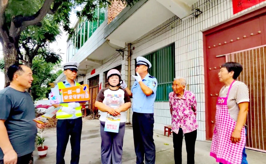 渭南公安交警以“一盔一带”安全守护行动为主题，开展交通安全宣传活动.