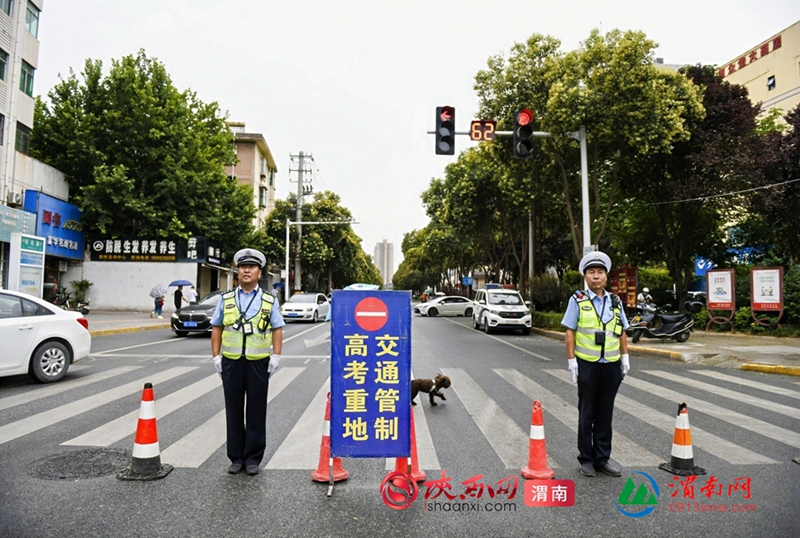 交警在考场周围维持交通秩序。记者 许艾学 摄