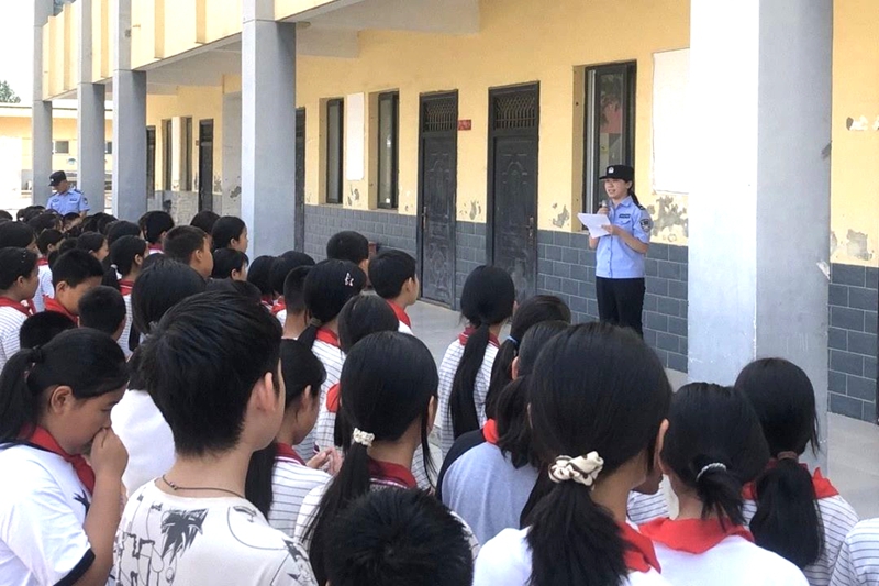 华州分局瓜坡派出所法治副校长走进辖区东赵寄宿制小学，开展防溺水、防诈骗、防欺凌等系列校园安全防范教育活动。