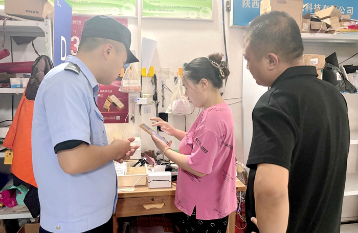 赵庄派出所联合市场监管部门对饭店、商超、快递站点开展全面排查.