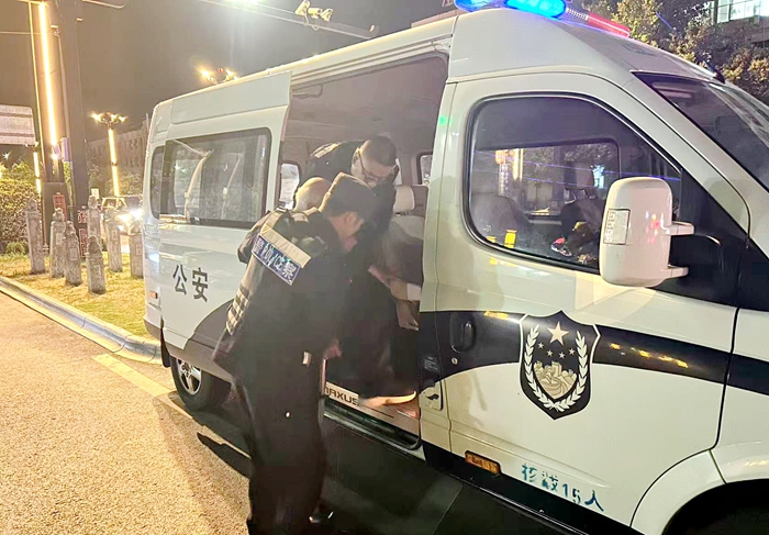 澄城公安巡特警护送老人回家。