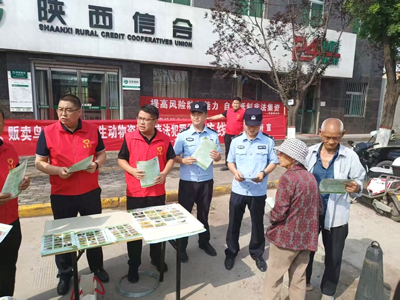 澄城公安交道派出所联合交道镇政府在辖区开展宣传教育和摸排检查工作。