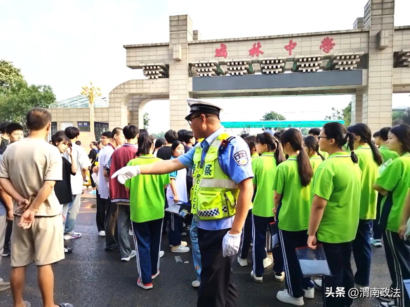 华州交警全力维护考点周边交通秩序。