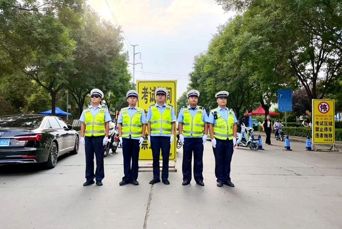 华阴交警全力为中考学子保驾护航。