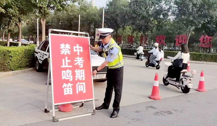 高新交警全力为考生营造一个安全有序的考试环境。
